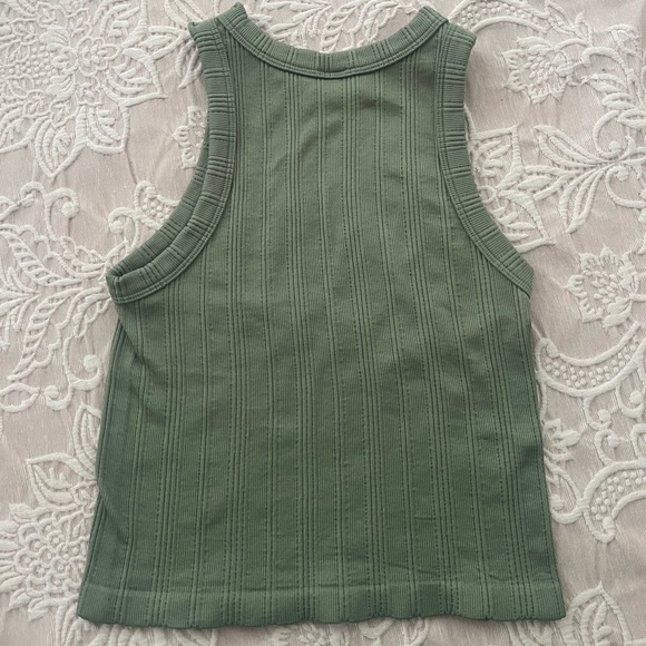Dynamic Style Tank Top - Picture 3 of 4